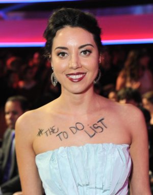 gallery_movies-mtv-movie-awards-aubrey-plaza-to-do-list-on-chest.jpg